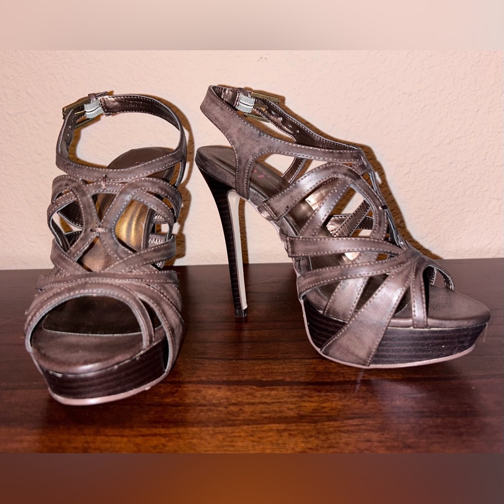 Shi by Journeys - “Rizer” Strappy Platform Heel (sz 6.5)